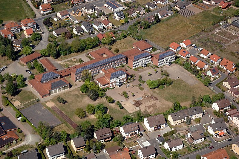 Luftbild der Grundschule Adelsdorf